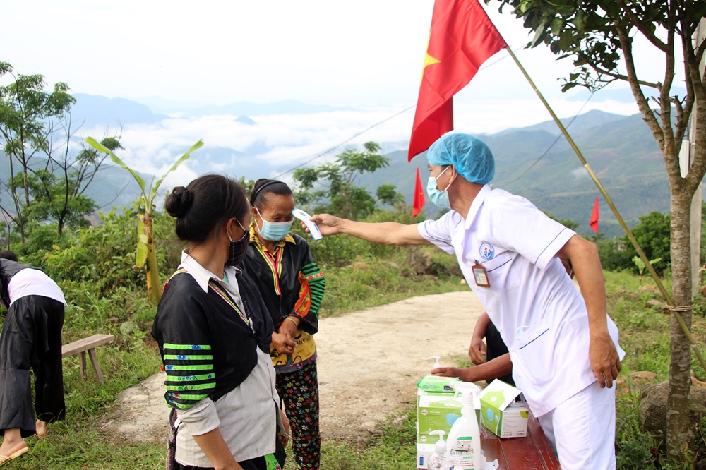 Công tác phòng, chống dịch vẫn được tuân thủ nghiêm ngặt tại các điểm bầu cử.